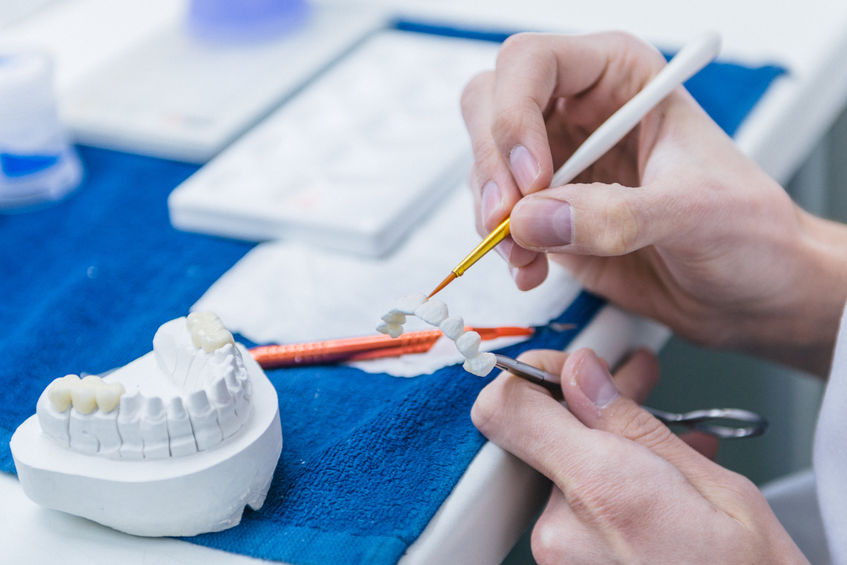 Réparateur de dentier et de prothèses dentaires